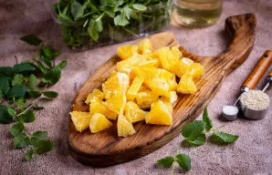 Apelsiną nulupkite ir supjaustykite mažais gabalėliais.