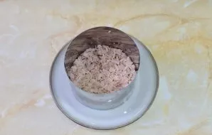 Salotas išdėliosime sluoksniais. Į lėkštę padėkite serviravimo žiedą. Pirmu sluoksniu dėkite pjaustytą vištieną. Šį ir visus kitus sluoks...