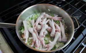 Kai svogūnas taps skaidrus, sudėkite kojeles, kepkite maišydami 4-6 minutes, įberkite prieskonių - druskos, pipirų ir kitų pagal skonį.