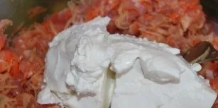 Išmaišykite. Į maltą mėsą įmaišykite sūrį. Viską dar kartą išmaišykite.