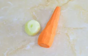 Svogūną ir morką sudėkite į puodą prie vištos.