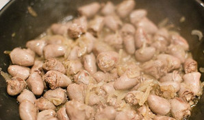 Sudėkite vištienos širdeles ant svogūno ir kepkite apie 10 minučių, kol širdelės taps vienodo rudumo.