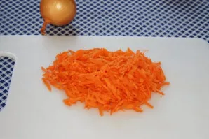 Morką nuplaukite, nulupkite ir sutarkuokite. Jei norite, galite naudoti ir kitas daržoves, pavyzdžiui, saldžiąją papriką.