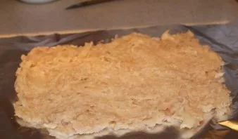 Susmulkintą filė pagal skonį pasūdykite ir pabarstykite pipirais. Pagal skonį įberkite mėgstamų vištienos prieskonių, džiovintų arba švie...