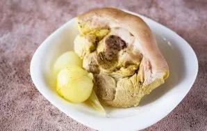 Tada kiaurasamčiu išimkite mėsą su kaulu ir svogūnus iš sultinio.
