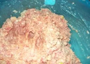 Tada sudėkite išmirkytą duoną ir sumaišykite visus ingredientus. Maltą mėsą reikia gerai išminkyti ir išmušti.