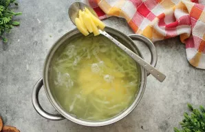 Bulves supjaustykite šiaudeliais ir sudėkite į puodą. Toliau virkite 10-15 minučių, kol bulvės ir kopūstai bus minkšti.