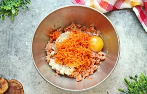 Morką sutarkuokite smulkia arba vidutine tarka ir įdėkite į dubenį.