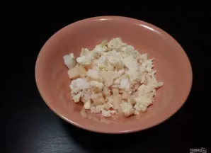 Išimkite tik trynį, sutrupinkite jį ir sumaišykite su sūriu. Baltymus palikite nepakitusius.