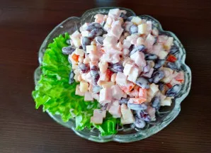 Patiekite salotas šaltas.