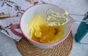 Į sviesto masę įdėkite medų ir išplakite kartu su juo.