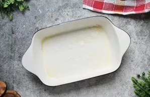 Kepimo skardą ištepkite sviestu ir pabarstykite trupučiu miltų.