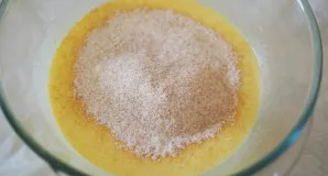 Į gautą masę įsijokite persijotus pilno grūdo miltus ir atsargiai sumaišykite iš apačios į viršų.