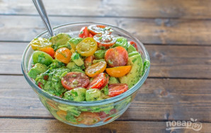 Salotas išmaišykite. Pagardinkite druska ir pipirais pagal skonį. Skanaus!