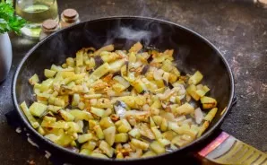 Keptuvėje įkaitinkite augalinį aliejų, sudėkite svogūnus, paprikas ir baklažanus. Kepkite 3-4 minutes ant silpnos ugnies.