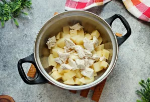 Vištieną perkelkite prie daržovių, o sultinį perkoškite į puodą.