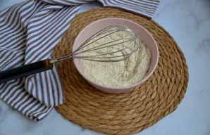 Sausus ingredientus gerai išmaišykite šluotele iki vienalytės masės.