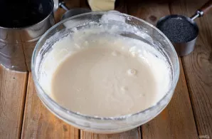 Po pusvalandžio raugas pakils ir taps burbuliuotas.