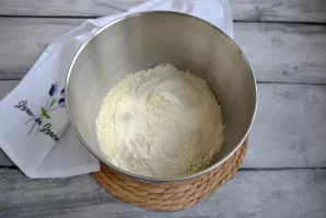 Suberkite miltus. Mikseriu arba rankomis užminkykite tešlą, minkykite 5–7 minutes – tešla turi būti glotni, nelipni.