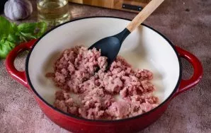 Įkaitinkite augalinį aliejų keptuvėje ir sudėkite maltą mėsą.