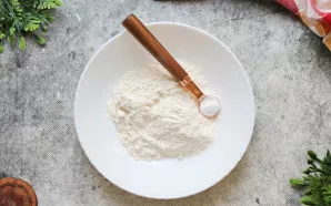 Miltus sumaišykite su kepimo milteliais ir persijokite.