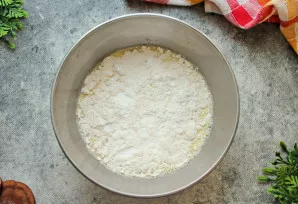 Miltus sumaišykite su kepimo milteliais, persijokite į dubenį ir išmaišykite iki vientisos, be gumulėlių tešlos. Tai galima padaryti šluo...