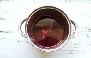 Puodą vėl uždėkite ant silpnos ugnies ir užvirinkite. Virkite džemą 35–40 minučių.