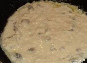 Į keptuvę įpilkite šiek tiek aliejaus ir gerai įkaitinkite. Šaukštu bulvių masę dėkite į keptuvę ir išlyginkite. Tešlos tankumas tai leis...