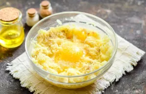 Į masę įmuškite kiaušinį, įdėkite druskos ir pipirų.