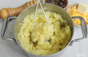 Bulvės paruoštos. Nupilame vandenį ir sutriname į košę.