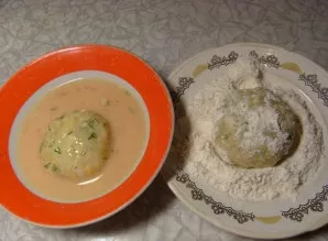 Kiaušinius išplakite ir panardinkite zrazus, tada apvoliokite juos miltuose.