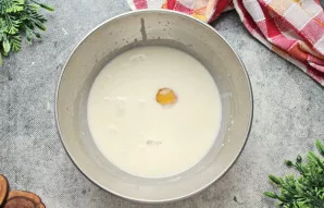 Įmuškite kiaušinius į dubenį ir šluotele išplakite iki vientisos masės.