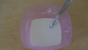 Ištirpinkite krakmolą 1/2 stiklinės vandens.