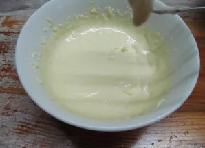 Išplakite mikseriu iki šviesios masės.