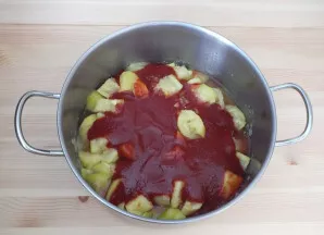 Po kurio laiko supilkite pomidorų mišinį į cukinijas.