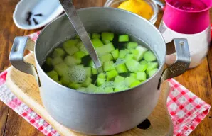 Užvirinkite vandenį puode, sudėkite cukinijas ir virkite kompotą 5 minutes.