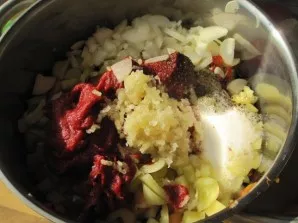 Nulupkite česnaką ir perspauskite jį per česnakų spaudą, nulupkite svogūną ir supjaustykite plonomis juostelėmis. Sudėkite į puodą su cuk...