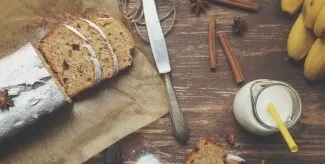 Prieš patiekiant, atvėsinkite gatavą pyragą ir, jei norite, pabarstykite cukraus pudra. Skanaus!