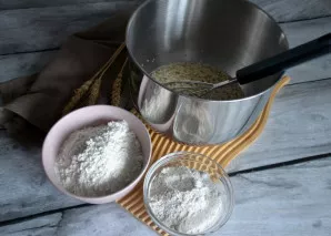 Įberkite ruginę ir kvietinę miltų.