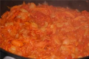 Patiekalas iš esmės jau paruoštas, bet galite pasigaminti padažą, panašų į balandėlių. Tam pakepinkite smulkiai supjaustytą svogūną ir ta...