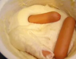 Dešreles pasmeikite šakute ir panardinkite į tešlą.