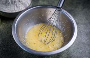 Šluotele gerai išmaišykite visus ingredientus.