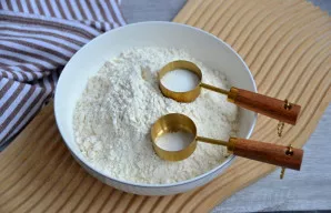 Į miltus suberkite druską ir kepimo miltelius, sumaišykite.