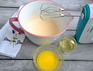 Įpilkite ištirpinto sviesto ir augalinio aliejaus. Galima naudoti tik sviestą arba tik aliejų, arba jų mišinį, kaip šiame recepte.