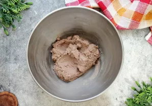 Iškeptas kepenėles sudėkite į dubenį ir sutrinkite rankiniu trintuvu iki vientisos masės.