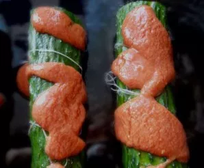 Sudėkite į karščiui atsparų, aliejumi pateptą indą. Sumaišykite kelis šaukštus grietinės arba kefyro su pomidorų pasta (jei norite, į pad...