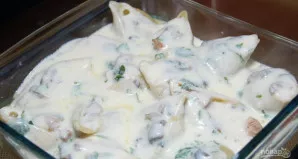 Sudėkite gaminius į sviestu pateptą kepimo formą. Iš viršaus užpilkite padažą.