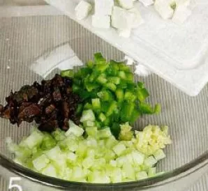 Paruošti įdarą graikiškai. Agurkus nulupti ir smulkiai supjaustyti. Paprikas nuplauti, išimti sėklas, supjaustyti mažais kubeliais. Alyvu...