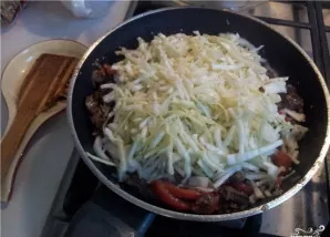 Dabar galima sudėti supjaustytą kopūstą.