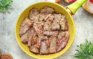 Sudėkite kepenis į keptuvę po svogūnų ir apkepkite iš abiejų pusių, kol susidarys plutelė.